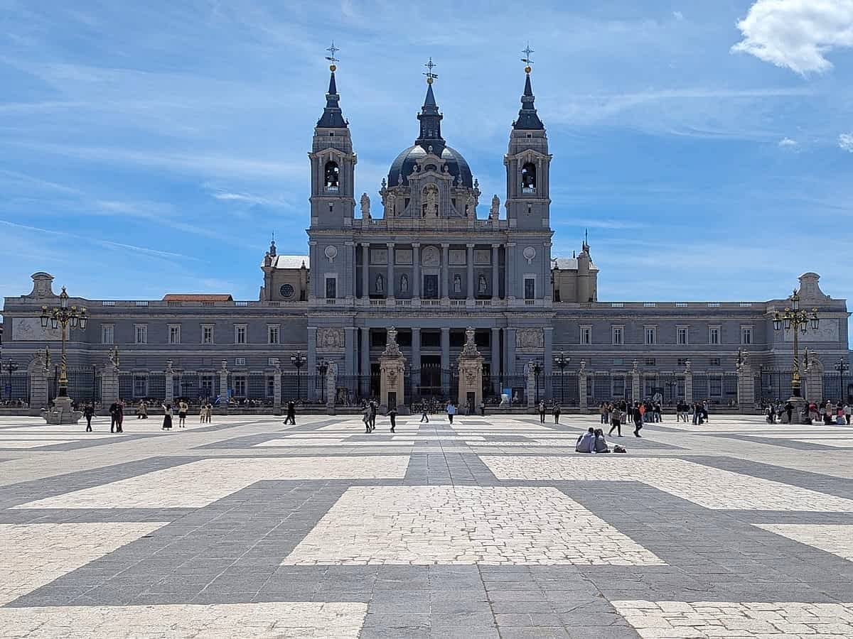 Fassade der Almudena-Kathedrale mit Blick auf die Kuppel und den Vorplatz.