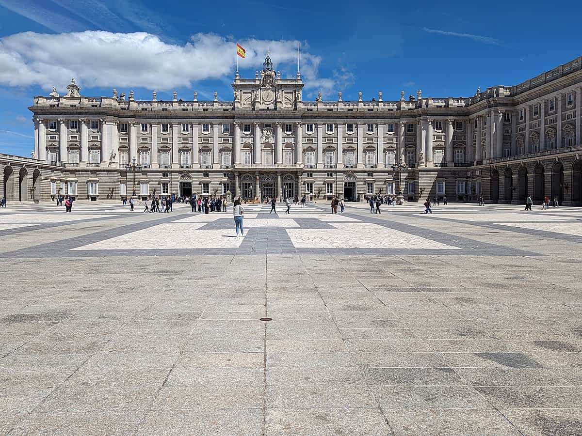 Der Königspalast von Madrid  mit Blick auf die prächtige Frontseite.