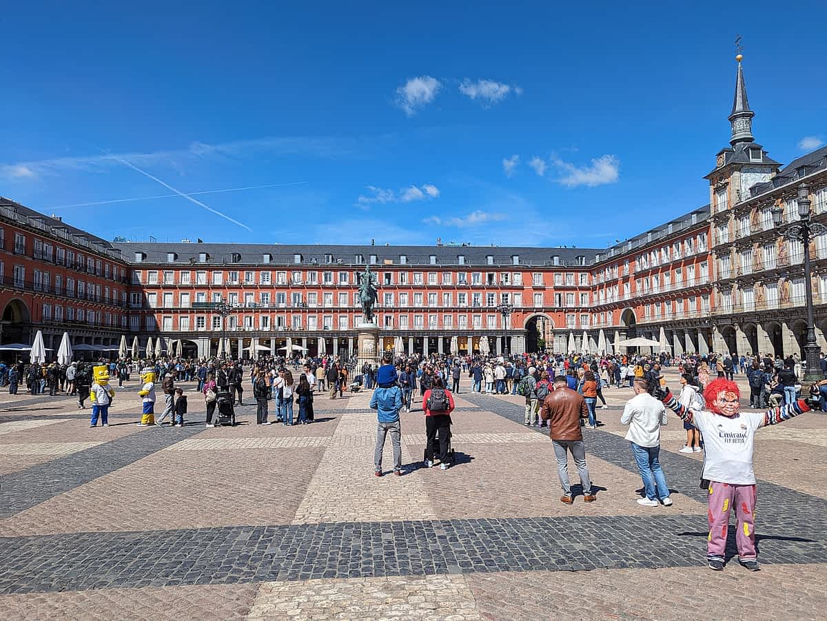 Der Plaza Mayor in Madrid, umgeben von historischen Gebäuden