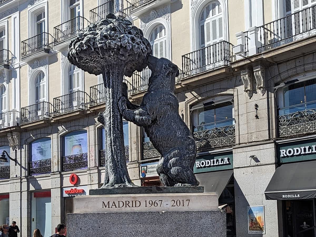 Die Bronzestatue eines Bären, der an einem Erdbeerbaum steht, Symbol der Stadt Madrid.