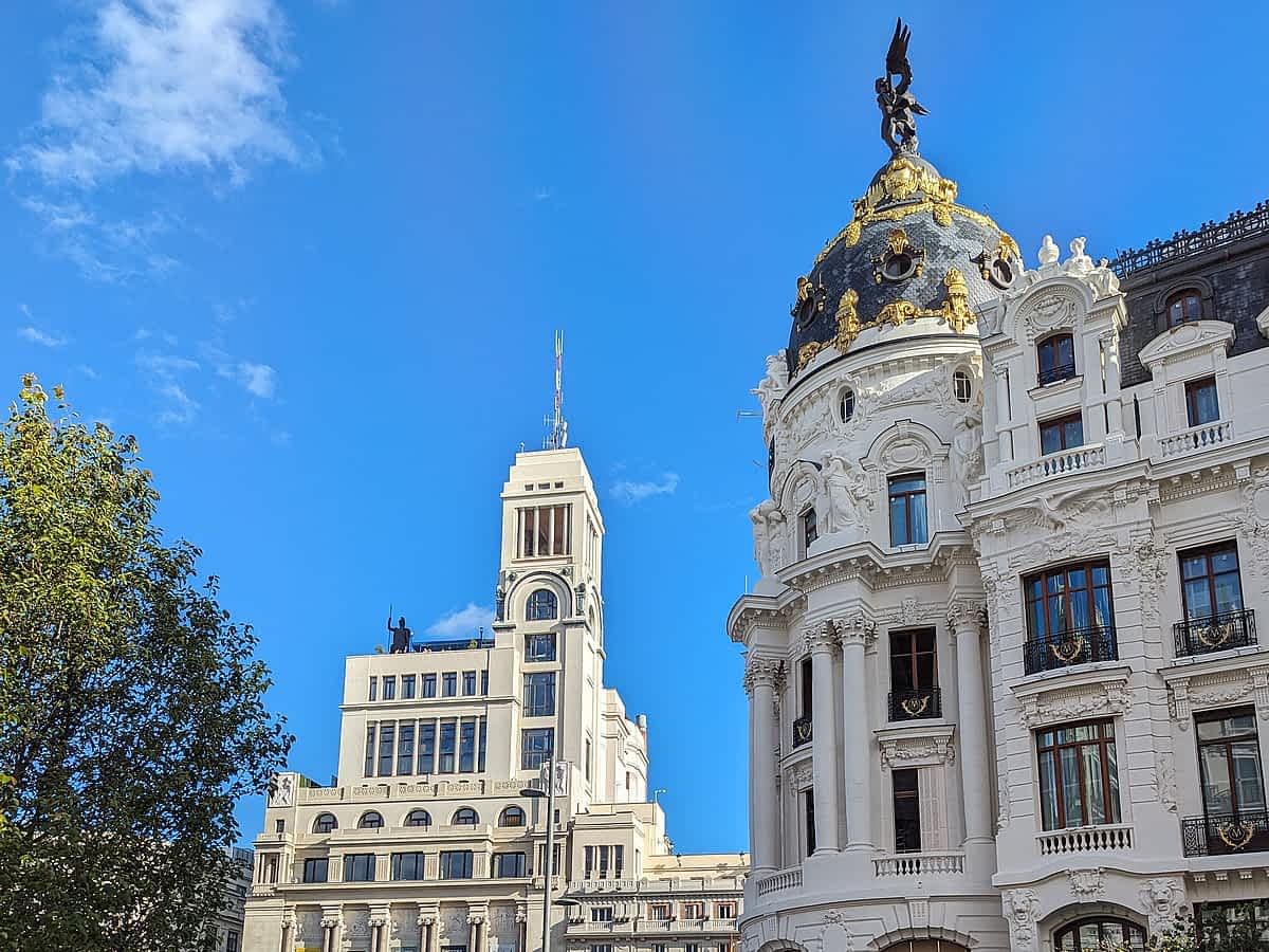 Die belebte Gran Vía mit Blick auf das Edificio Metrópolis 