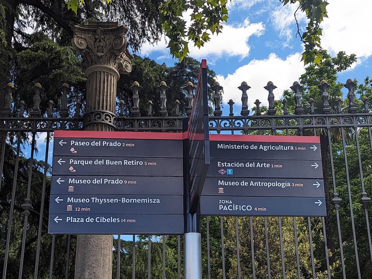 Schild mit Wegweisern zu bekannten Sehenswürdigkeiten wie Palacio Real, Museo del Prado und mehr.