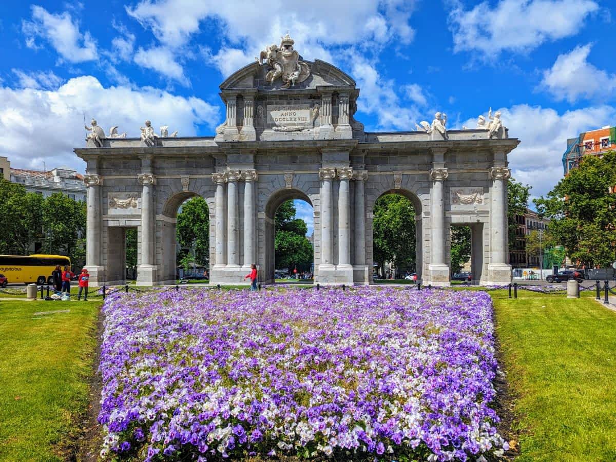 Die Puerta de Alcala war einst ein Stadttor von Madrid.