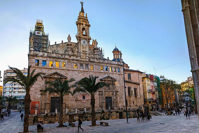 Iglesia de los Santos Juanos Kirche gegenüber der Markthalle