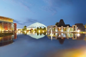 In Europas größter Thermen-Welt, der Therme Erding, erwartet Besucher eine außergewöhnliche Vielfalt an Wellness-Attraktionen, Spa-Angeboten und Sauna-Erlebnissen