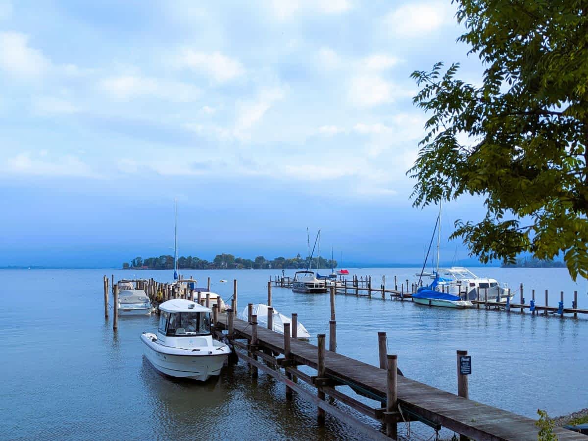 Ufer am Chiemsee mit Blick auf die Fraueninsel