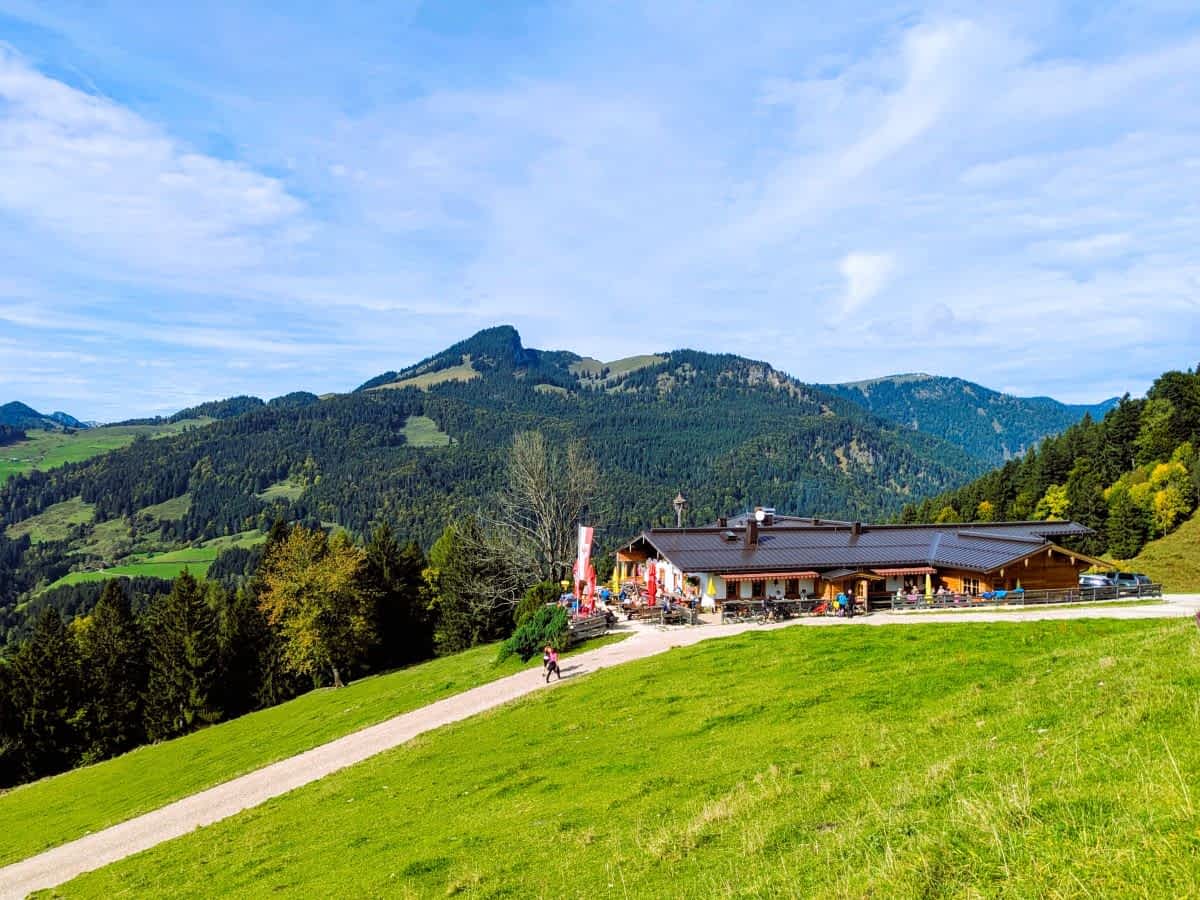 Almhütte mit Terrasse im Chiemgauer Alpenland bei Sonnenschein