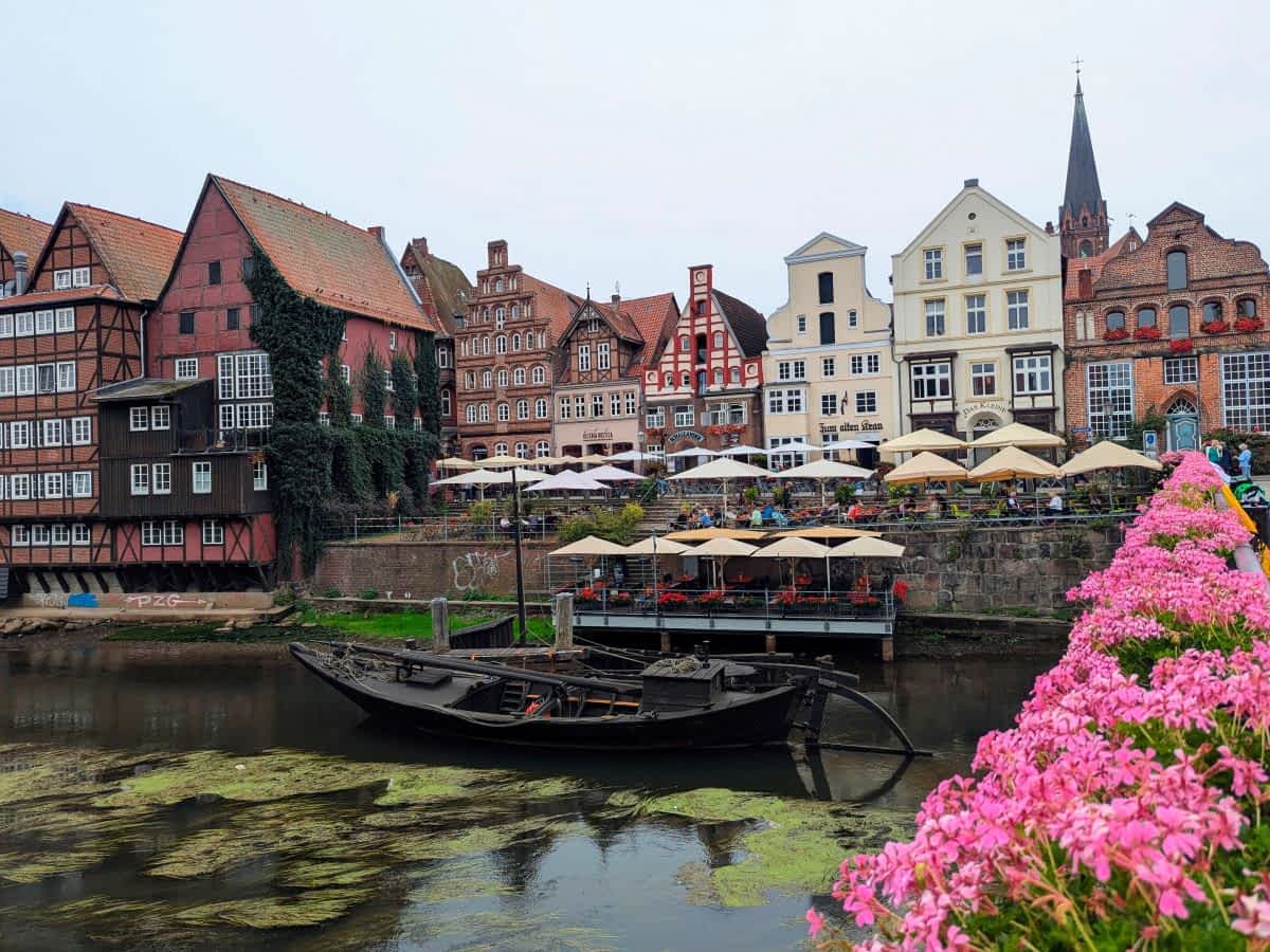 Hanseatisches Flair am alten Hafen in Lüneburg. 