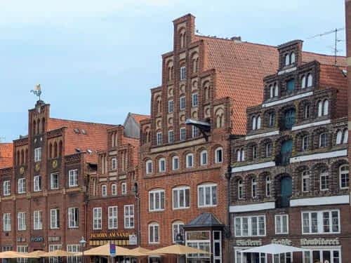 Wir beschlossen, unseren Kurzurlaub nach Hamburg um zwei Tage zu verlängern und tauschten die geschäftige Hafenstadt gegen den ruhigen Charme Lüneburgs und die atemberaubende Weite der Lüneburger Heide. Uns erwarteten zwei Tag voller Kultur, Natur und Genuss. 