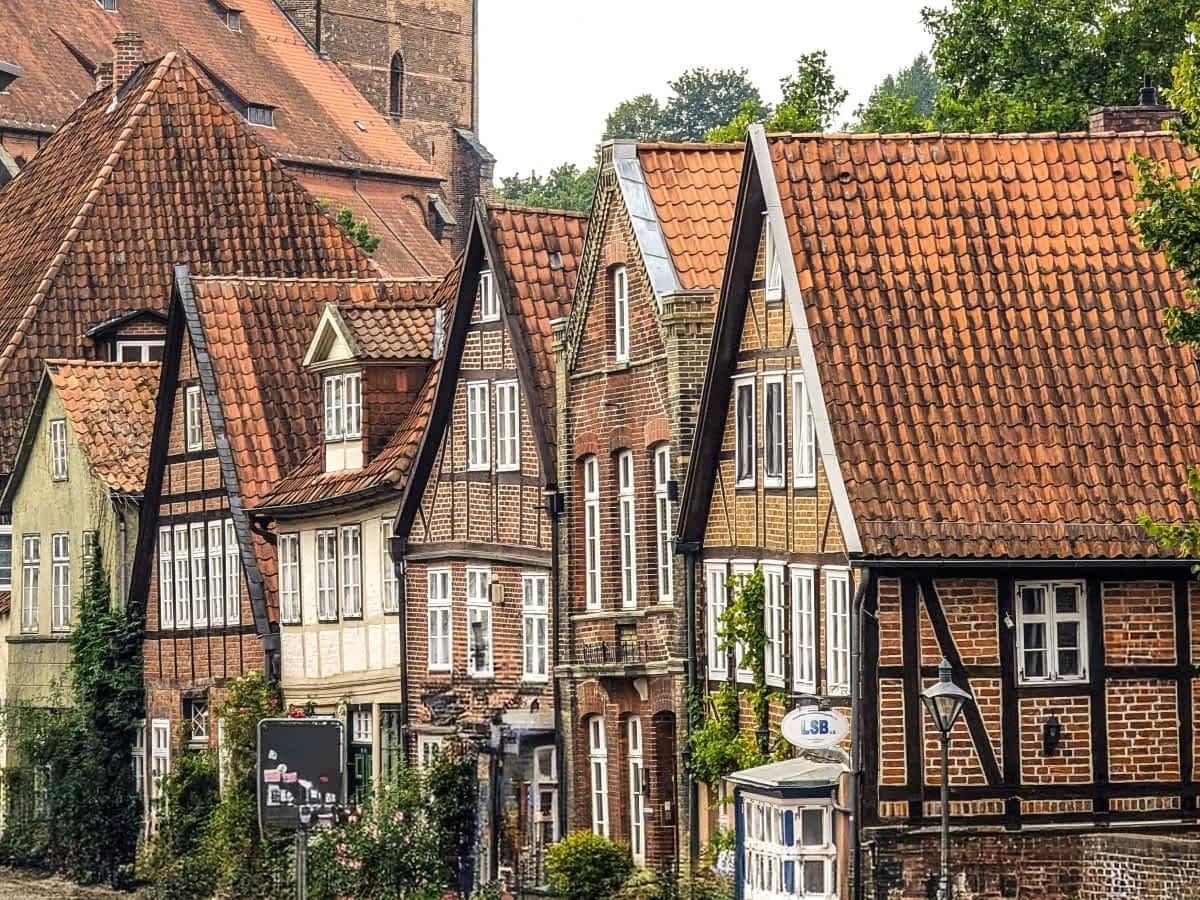 Der unterirdische Abbau des Salzstocks führte dazu, dass der Boden absackte, wodurch zahlreiche Schäden an Gebäuden entstand