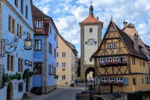 Am Wochenende machten wir uns auf den Weg nach Rothenburg ob der Tauber – und schon die Anreise quer durch den Odenwald und durchs liebliche Taubertal war ein kleines Erlebnis. Vor Ort erwartete uns eine mittelalterliche Traumkulisse mit Fachwerkhäusern, romantischen Gassen und jeder Menge Geschichte. Begleite uns auf dieser Kurzreise und entdecke eine Bilderbuchstadt, die jeden verzaubert.
