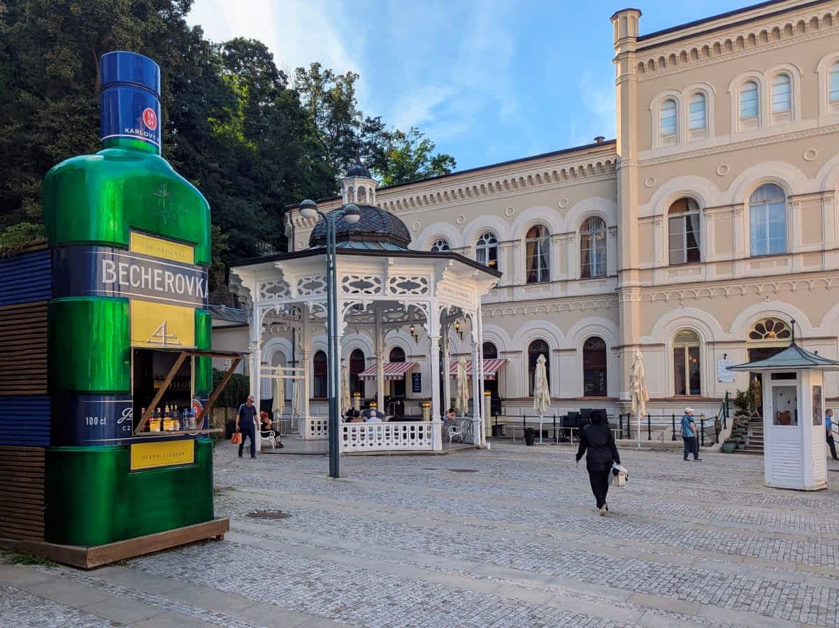 verkaufsstand mit Flaschen Becherovka und Gläsern, beliebter Kräuterlikör aus Karlsbad