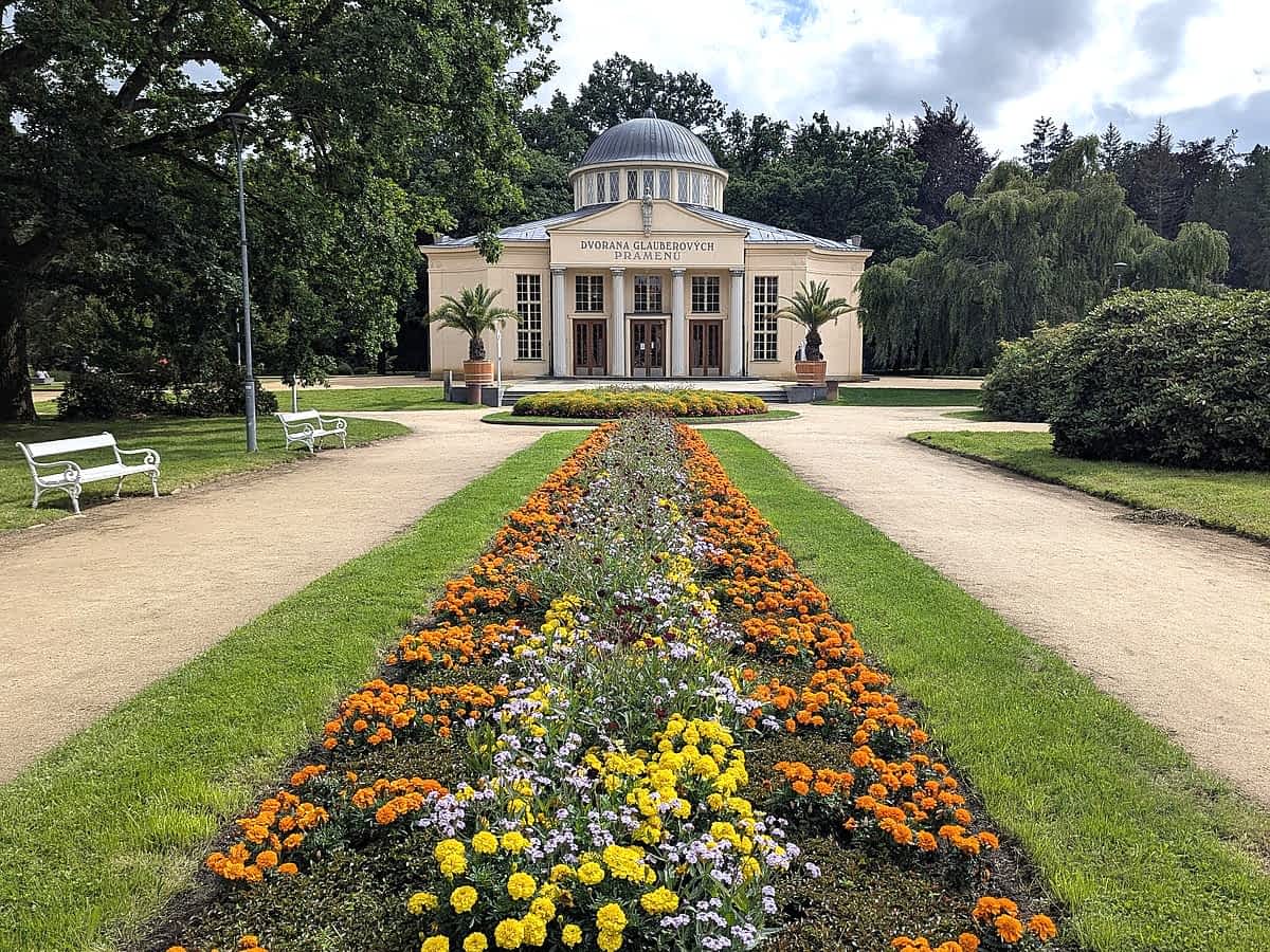 Die Trinkhalle der Glauberquellen im Kurpark Franzensbad