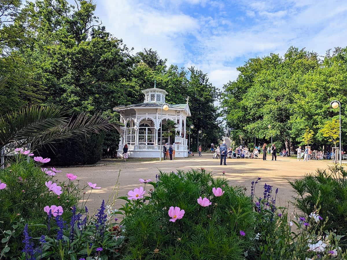 lassizistischer Pavillon der Franzensquelle aus dem Jahr 1832 im Franzensbader Kurpark, umgeben von gepflegten Grünanlagen