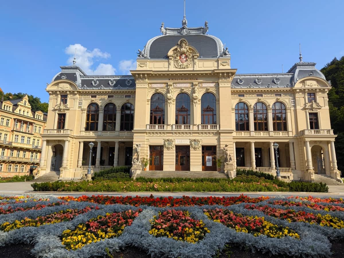 Historisches Kaiserbad in Karlsbad mit imposanter Fassade und verzierten Details