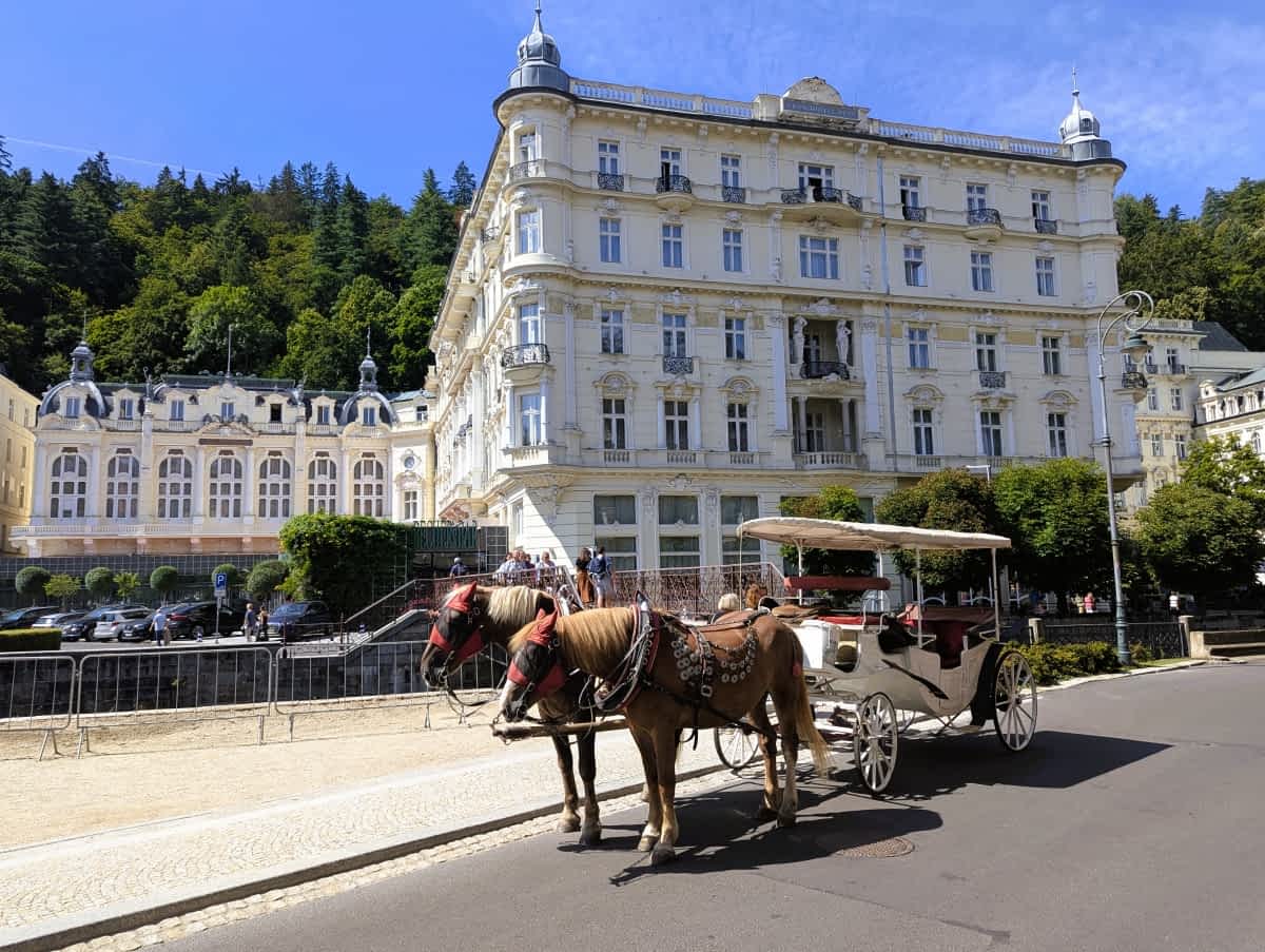 Prunkvolle Fassade des Grandhotels Pupp in Karlsbad, bekannt für seine lange Tradition