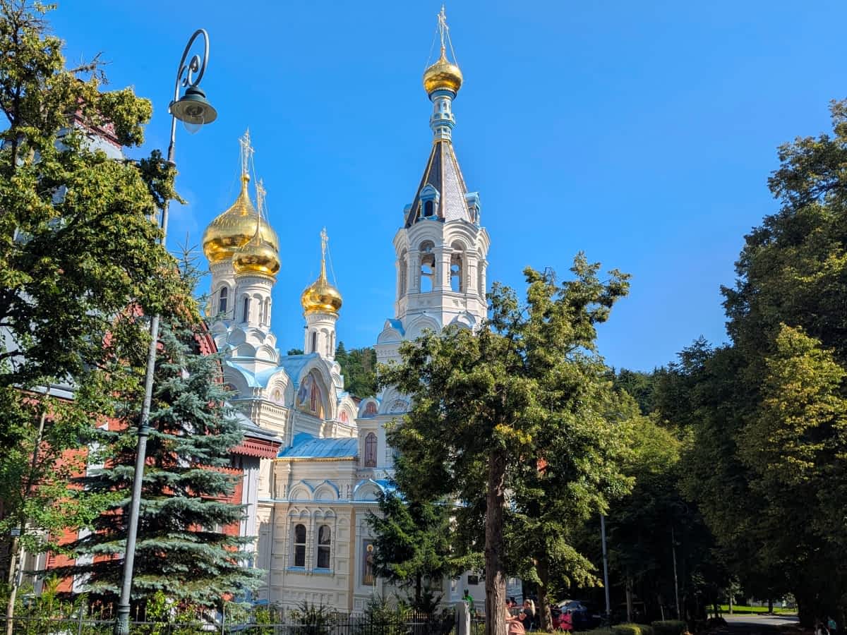 Russische Kirche in Karlsbad mit goldenen Zwiebeltürmen