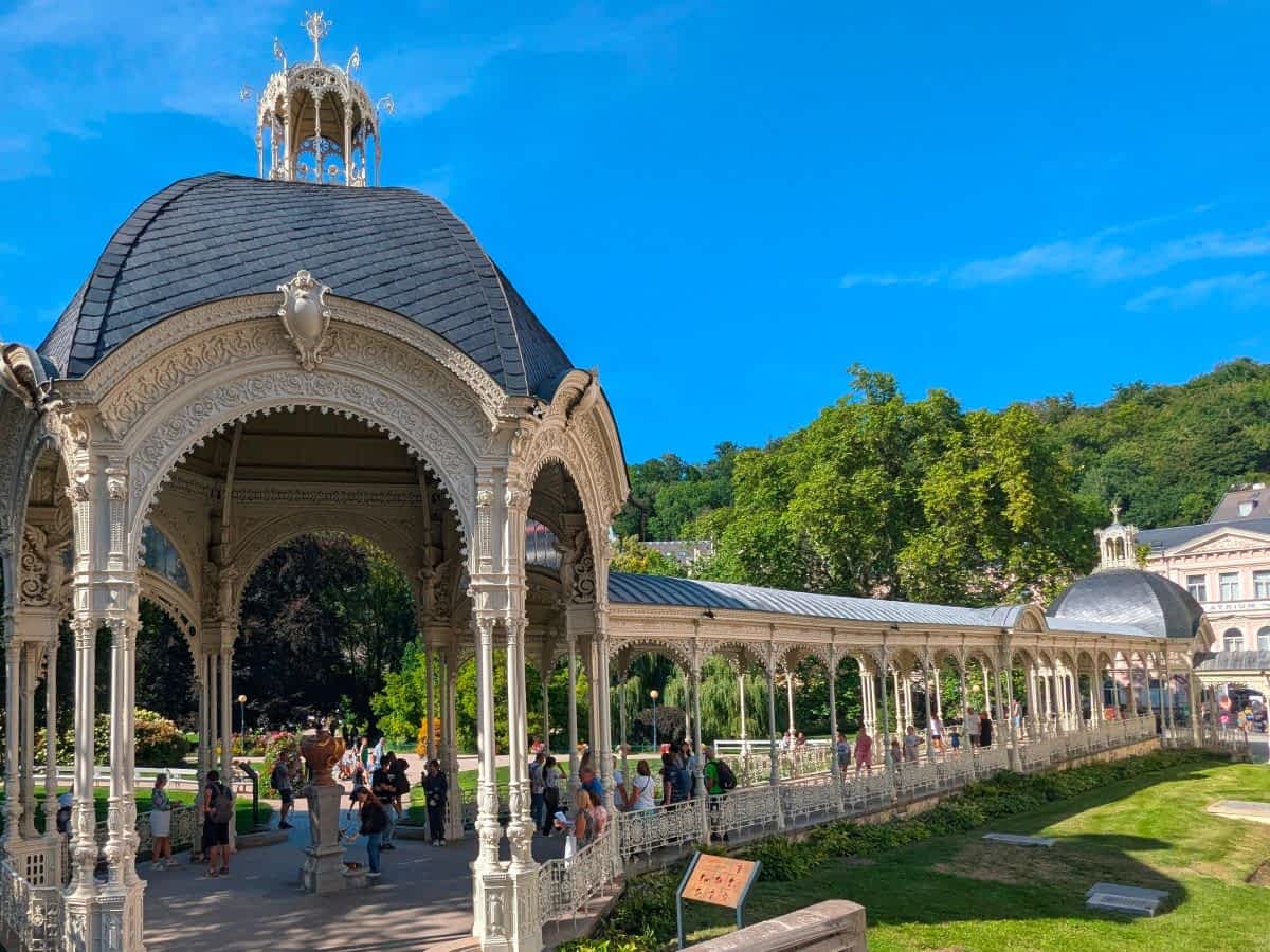 Die Parkkolonnade ist eine zarte, verspielte Eisenkonstruktion aus dem 19. Jahrhundert.