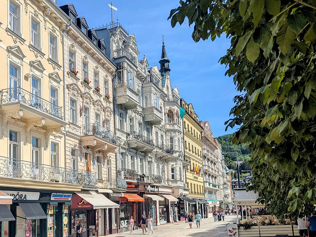 Karlsbad die Promenade am Fluss ist gesäumt von prunkvollen Bauwerken