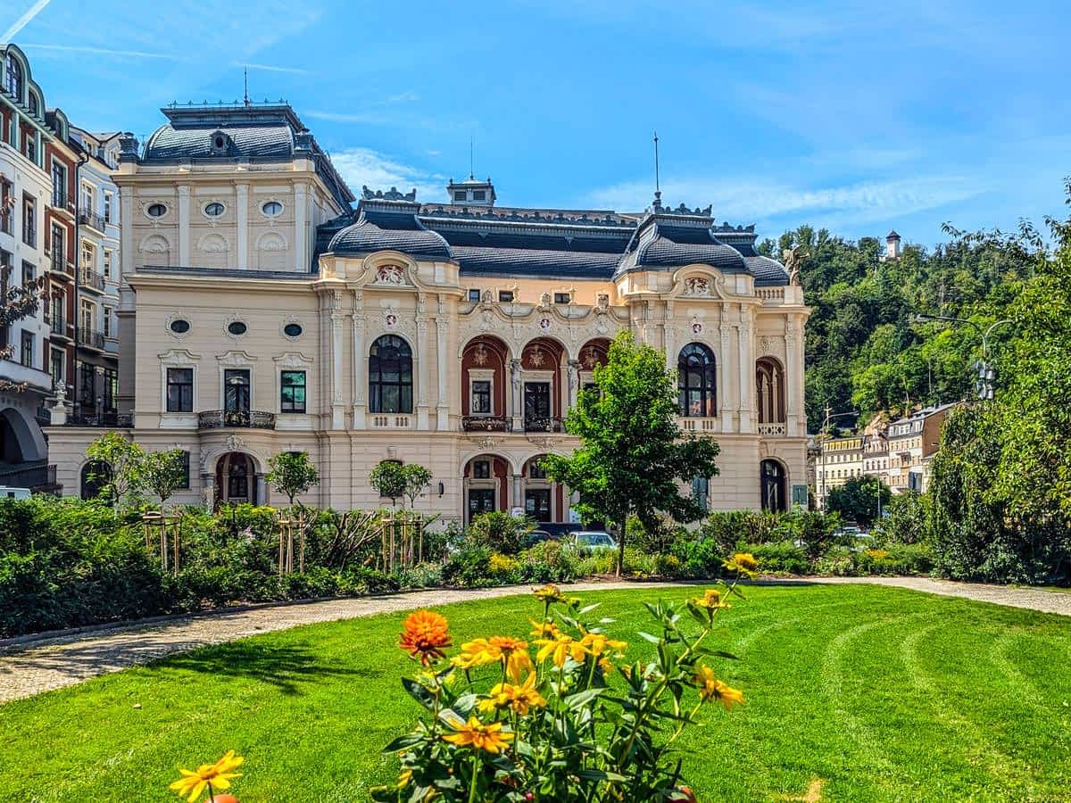 Historisches Stadttheater in Karlsbad, Fassade im Stil des Historismus