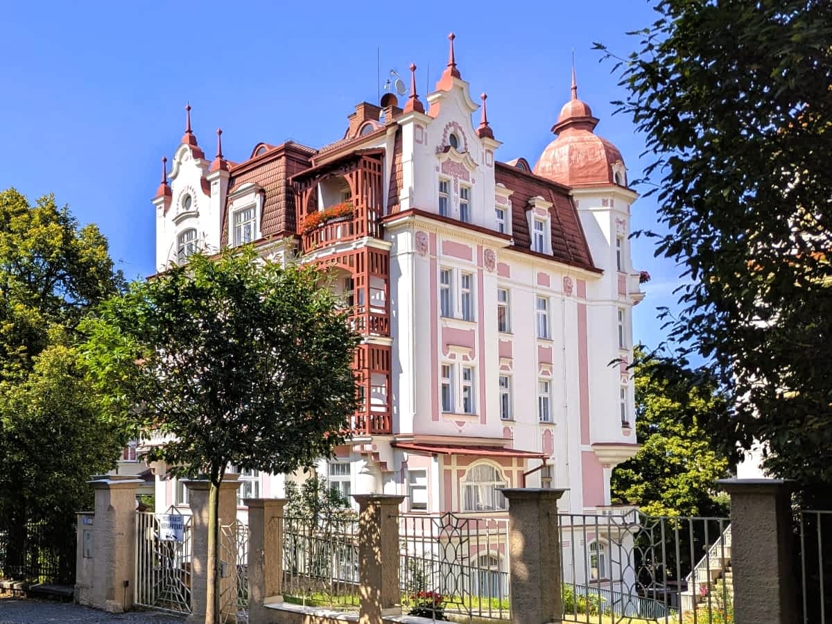 Villa im Karlsbader Westend-Viertel mit Türmchen, Balkon und gepflegtem Garten