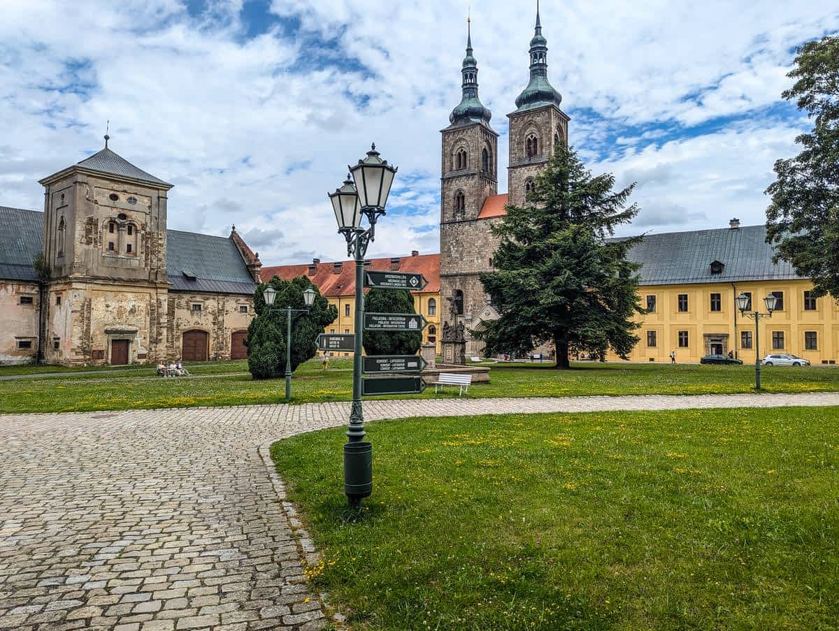 Kloster Teplá in Tschechien mit barocker Fassade und weitläufiger Klosteranlage
