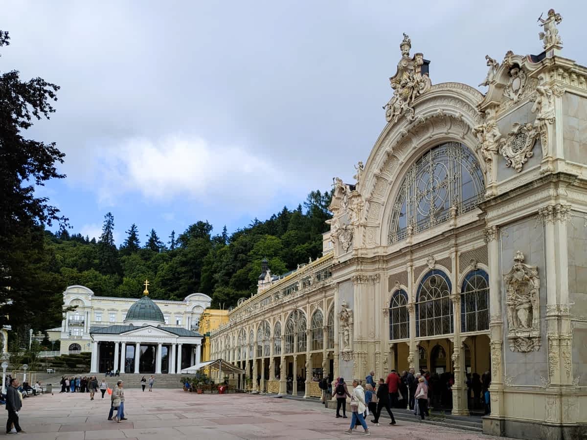 Kurkolonnade in Marienbad mit kunstvollen Deckenfresken und Säulen, ideal für Spaziergänge