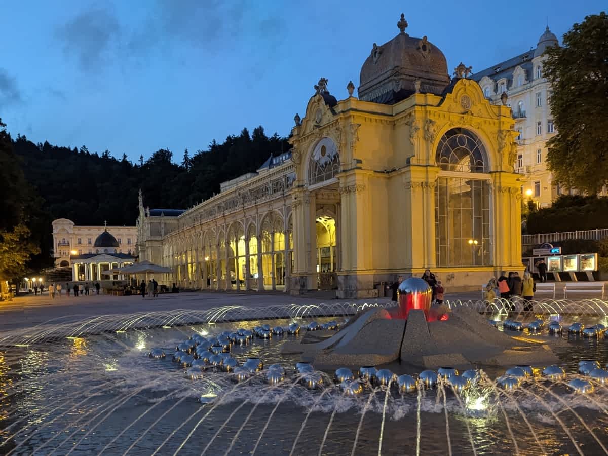 Singende Fontäne in Marienbad mit kunstvoller Kurkolonnade aus Gusseisen und Stahl