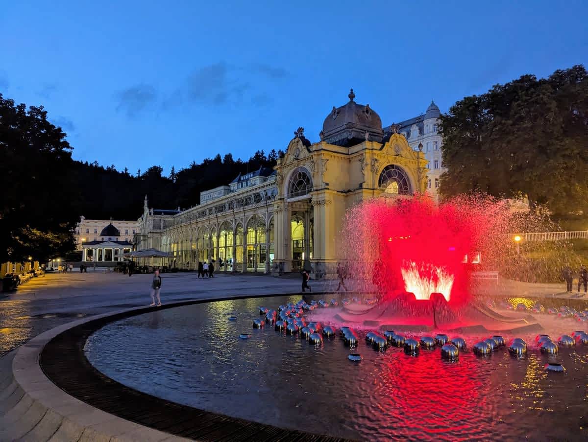 Singende Fontäne bei Nacht in Marienbad mit farbiger Beleuchtung,