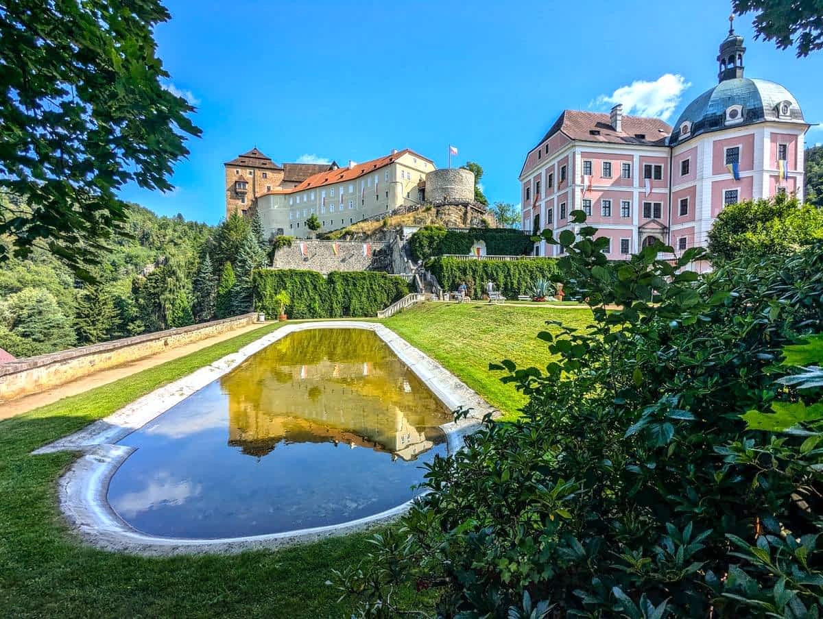 Stadt Petschau in Tschechien mit mittelalterlicher Burg auf einem Felsen über dem Fluss