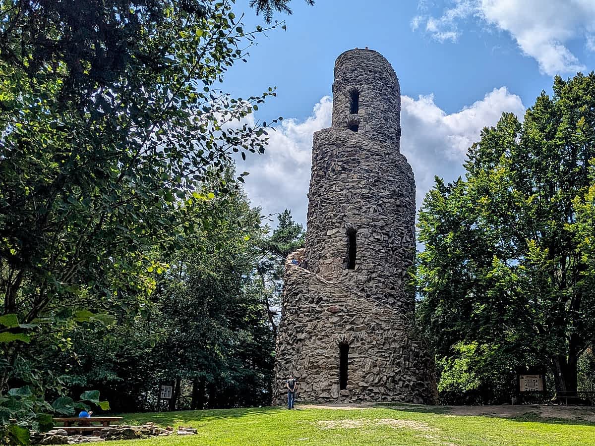 Aussichtsturm Schönfeld in Tschechien bietet einen Panorama-Blick über Wälder und Hügel